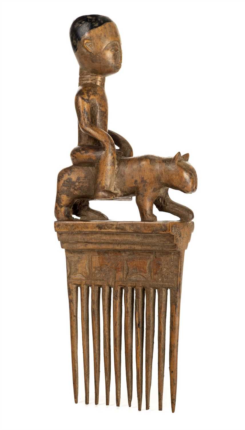 Lot 105 - Comb. An African carved wood comb