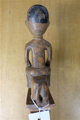 Lot 105 - Comb. An African carved wood comb