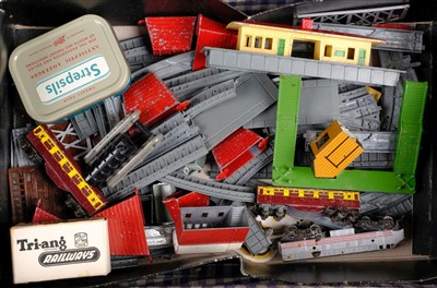 Lot 4 - Model rail. A Lone Star "Locos" train set