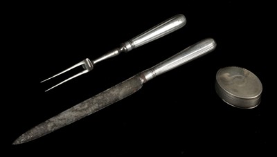 Lot 133 - Snuff Box. A George III silver snuff box 1801 and a carving set 1788