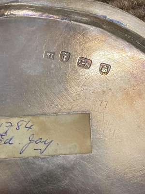 Lot 6 - Salver. A George III circular silver salver by Elizabeth Jones, London 1784