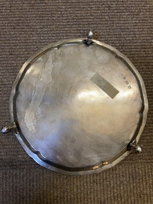 Lot 6 - Salver. A George III circular silver salver by Elizabeth Jones, London 1784