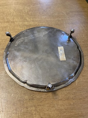 Lot 6 - Salver. A George III circular silver salver by Elizabeth Jones, London 1784