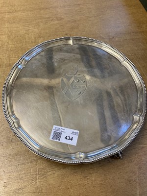 Lot 6 - Salver. A George III circular silver salver by Elizabeth Jones, London 1784