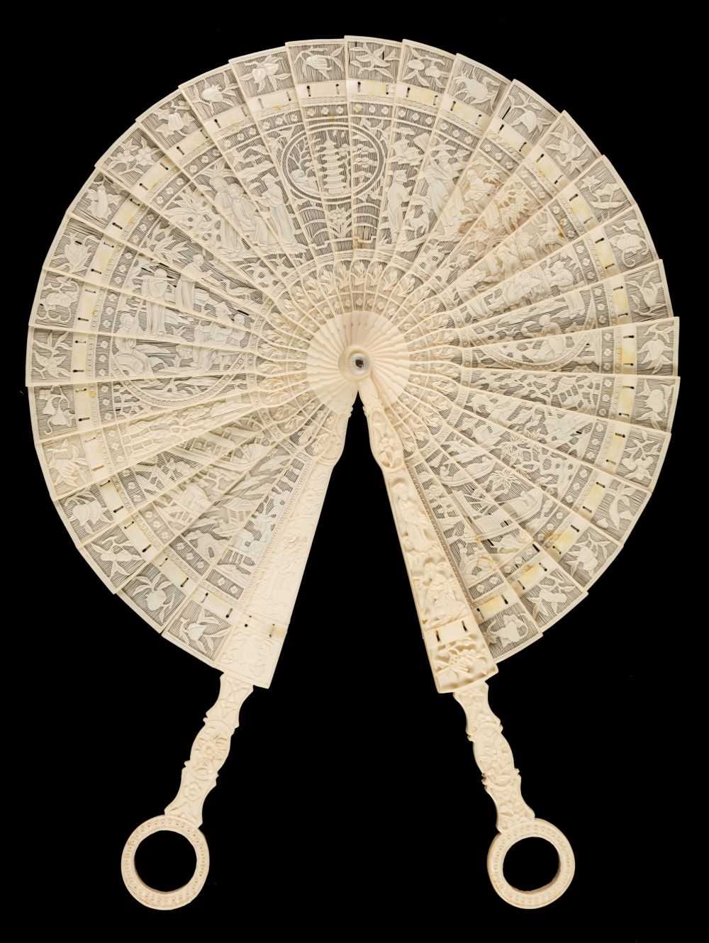 Lot 354 - Chinese. An ivory cockade fan, late 18th/early 19th century