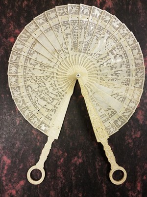 Lot 354 - Chinese. An ivory cockade fan, late 18th/early 19th century
