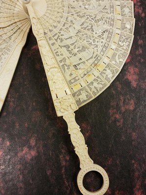 Lot 354 - Chinese. An ivory cockade fan, late 18th/early 19th century