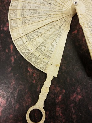 Lot 354 - Chinese. An ivory cockade fan, late 18th/early 19th century