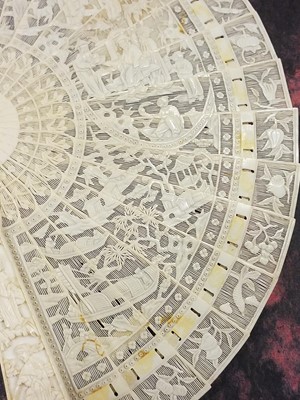 Lot 354 - Chinese. An ivory cockade fan, late 18th/early 19th century