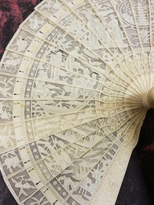 Lot 354 - Chinese. An ivory cockade fan, late 18th/early 19th century