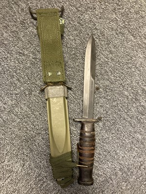 Lot 429 - Fighting Knife. A WWII American M4 Camillus fighting knife / bayonet (2)