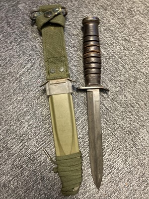 Lot 429 - Fighting Knife. A WWII American M4 Camillus fighting knife / bayonet (2)