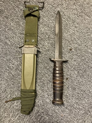 Lot 429 - Fighting Knife. A WWII American M4 Camillus fighting knife / bayonet (2)