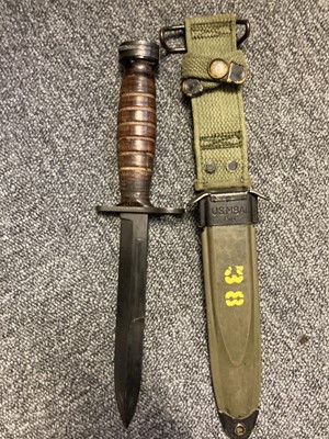 Lot 429 - Fighting Knife. A WWII American M4 Camillus fighting knife / bayonet (2)