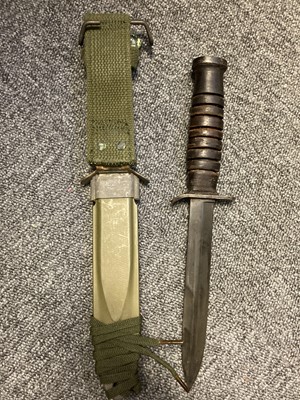Lot 429 - Fighting Knife. A WWII American M4 Camillus fighting knife / bayonet (2)