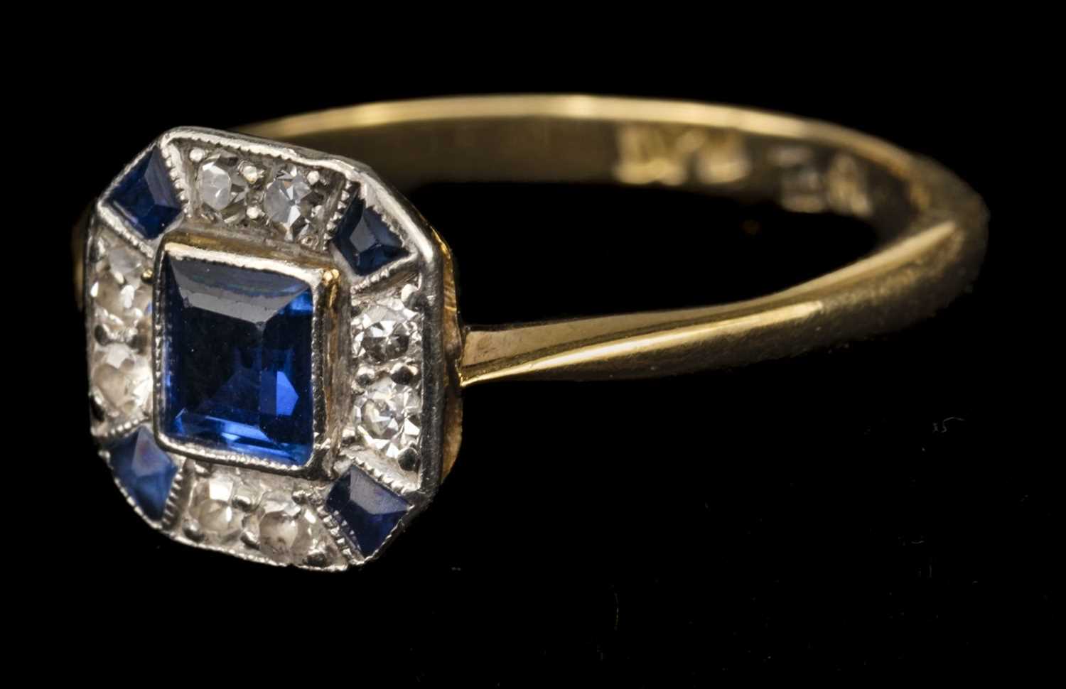 Lot 475 - Ring. An art deco 18ct gold and platinum ring circa 1920s