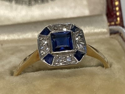 Lot 475 - Ring. An art deco 18ct gold and platinum ring circa 1920s