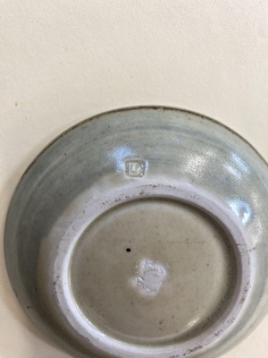 Lot 399 - Leach (David, 1911-2005). A porcelain lidded box
