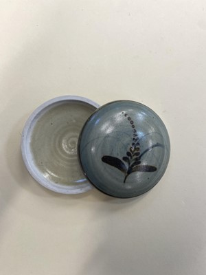 Lot 399 - Leach (David, 1911-2005). A porcelain lidded box