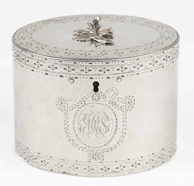 Lot 790 - Tea caddy. A George III silver tea caddy by William Vincent