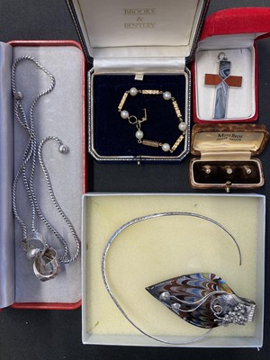 Lot 804 - Mixed Jewellery. A modern Scottish silver pebble cross and other items