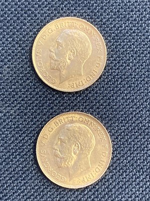 Lot 814 - Half Sovereign. Two George V Half Sovereigns, 1913, 1914, each with George and Dragon reverse