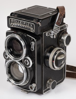 Lot 121 - Cameras. A collection of vintage cameras and accessories